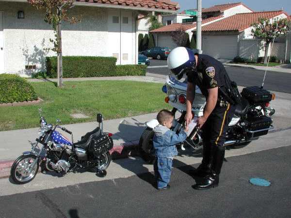 Kis motoros s a rendőr